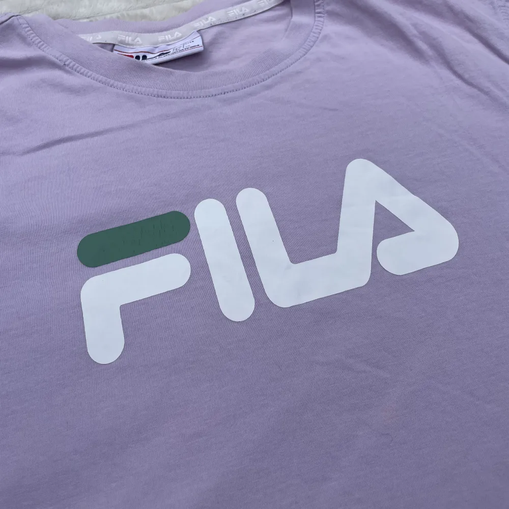 Ljuslila/lavendel t-shirt från Fila. Knappt använd⭐️(ser rosa ut på mig men den är ljuslila)  Storlek: L Min längd: 180 cm. T-shirts.