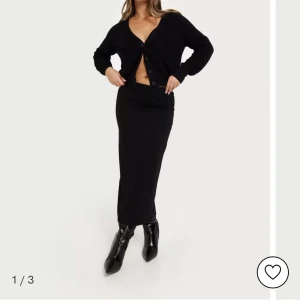 Svart långkjol - Snygg kjol från Pieces! Kommer ej till användning 