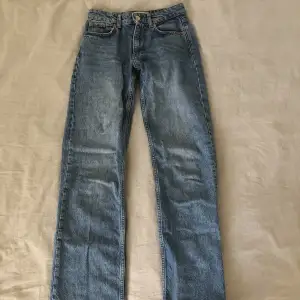 Ljusblå straight jeans med midwaist från zara💕Priset går att diskutera. De är i gott skick men har ett litet hål i vänstra benet, dock ingenting som märks då det sitter på insidan.