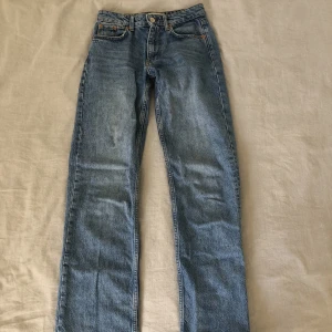 Midwaist jeans - Ljusblå straight jeans med midwaist från zara💕Priset går att diskutera. De är i gott skick men har ett litet hål i vänstra benet, dock ingenting som märks då det sitter på insidan.
