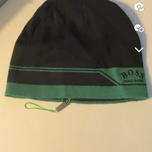 Hugo boss mössa  - Säljer en sprillans ny hugo boss mössa. Storleken är one size. Köpt för 350 kr och jag säljer den för 200 kr. Finns att hämta i norrköping. Kvitto finns tyvär inte med. 