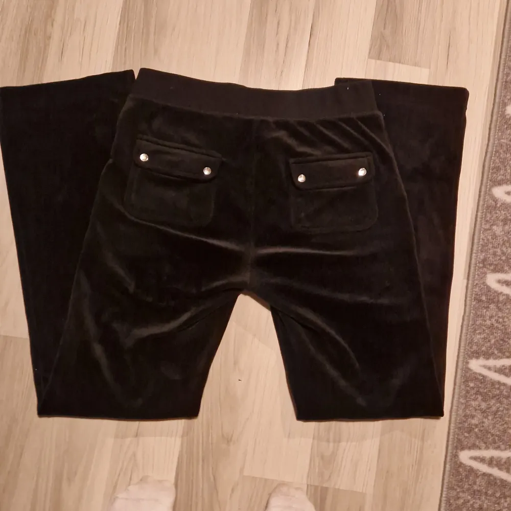 Svarta juicy couture byxor. Andvända 4-5 gånger och tvättade 2. Ordinarie pris 1200kr. Jeans & Byxor.