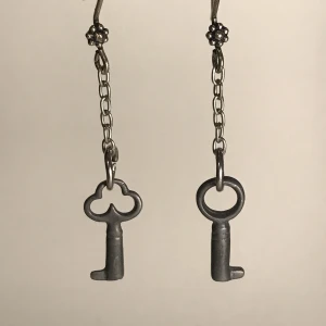 Nyckel örhängen🗝 - Örhängen med nycklar🌹 Handgjorda! Hela är ca 6cm🌱 