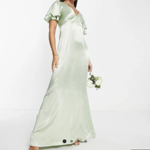 Klänning från ASOS (Topshop) - otroligt fin klänning från ASOS! Helt ny med lapparna på. Säljes då jag beställde flera men missade sista returdatumet. Superfin till bal, fest, eller bröllop! Fraktar men då står köparen för frakten eller möts upp i Stockholm (stadion)💓  Nypris: 1139kr