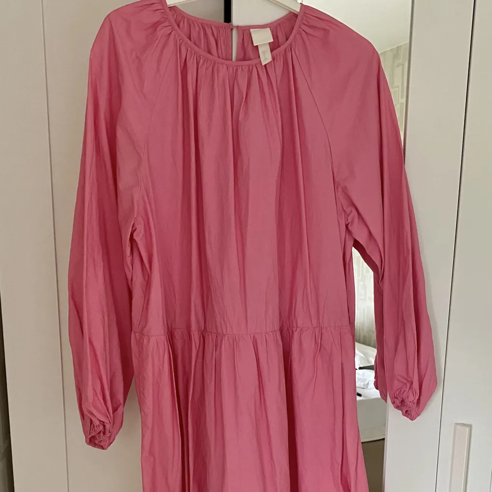 En rosa puff maxiklänning från H&M i storlek M som inte säljs längre. Använt den ett par gånger under somrarna, super bekväm och fin!. Klänningar.