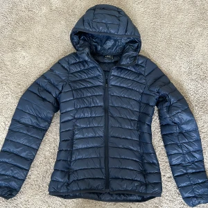 Lättviktsjacka Everest - En lättviktsjacka i mycket fint skick. Använd bara ett fåtal gånger. Fin mörkblå färg (i nyansen som första bilder visar). 