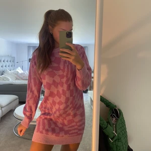 Stickad klänning - Oanvänd Stickad klänning från hm förra året, prislapp kvar. Storlek xs men är lite oversized. Köparen står för frakt 💕