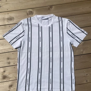 Calvin Klein T-Shirt - Tjena! Säljer en Calvin Klein T-short i storlek M. Plagget är använt fåtal gånger.