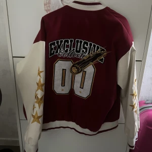 Collegejacka - Väldigt fräsch inte använts på år.  Har en liten fräck på armen så definitivt går att få bort. 