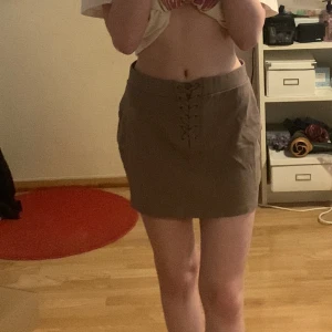 Kjol - Säljer denna kjol då jag inte gillar hur den sitter på mig. Endast testad. Om du vill köpa den så använd dig av ” köp nu”. Vid frågor kontakta mig❤️