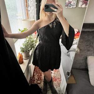 Snyggaste svarta mini klänningen perfekt till fester🙌🙌🙌 nyskick!! 