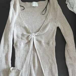 Topp❤️ - Super fin topp/tröja från h&m, helt ny ❤️tyvärr för liten för mig 