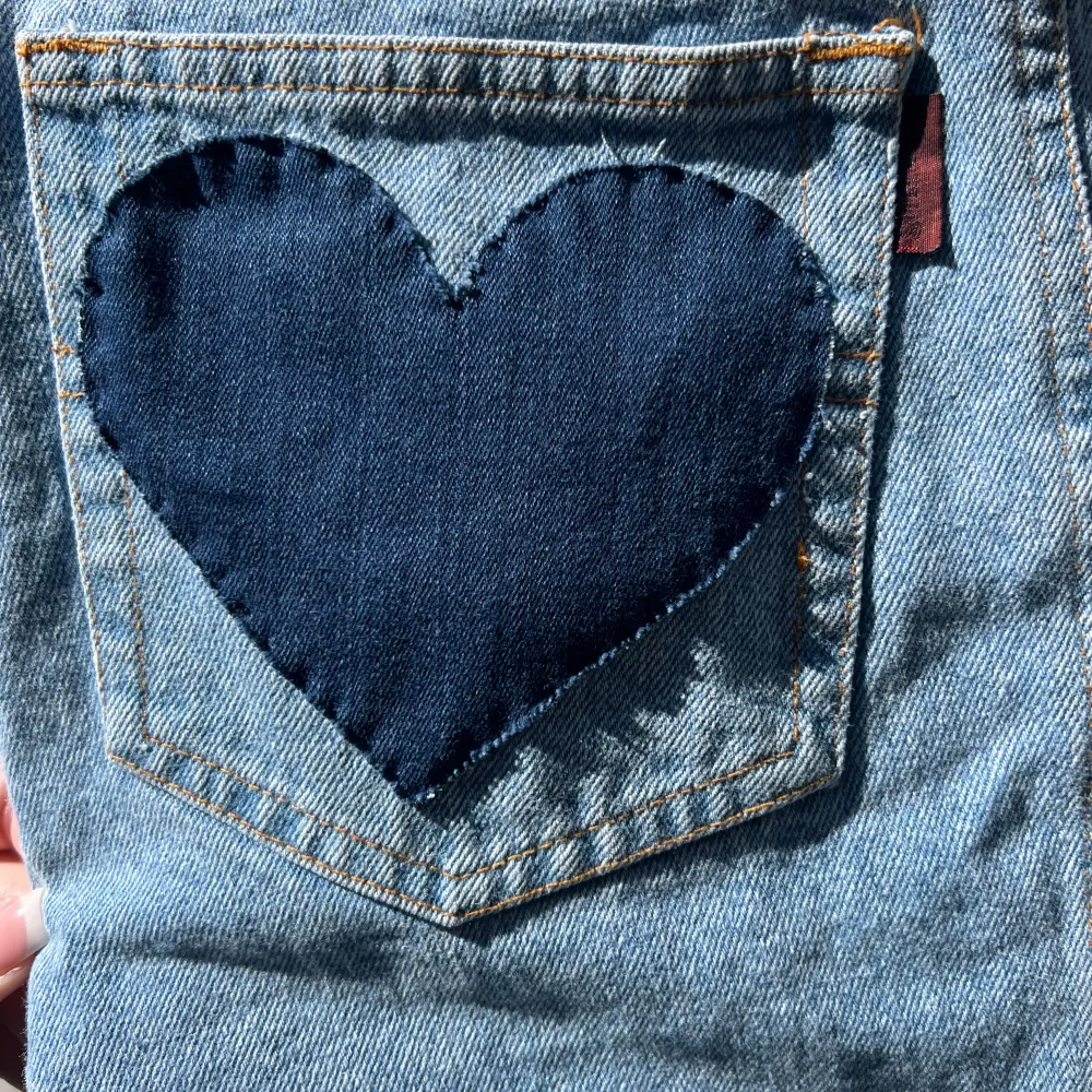 Blå jeanskjol från superdry med påsydda hjärtan baktill. Går o köpa vid våra försäljningar (se plats på instagram som finns i vår bio). Men man kan även hämta upp. Skriv vid mer info eller frågor!. Kjolar.