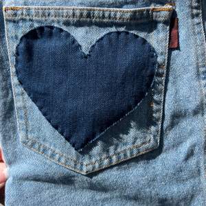 Blå jeanskjol från superdry med påsydda hjärtan baktill. Går o köpa vid våra försäljningar (se plats på instagram som finns i vår bio). Men man kan även hämta upp. Skriv vid mer info eller frågor!