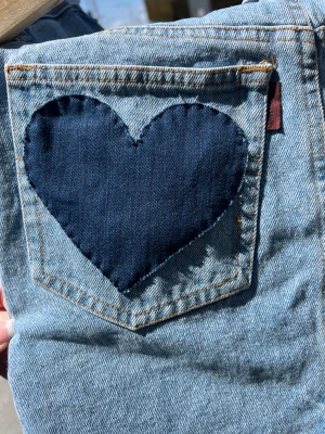 Jeanskjol med tryck - Blå jeanskjol från superdry med påsydda hjärtan baktill. Går o köpa vid våra försäljningar (se plats på instagram som finns i vår bio). Men man kan även hämta upp. Skriv vid mer info eller frågor!