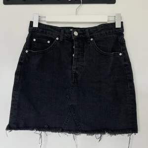 Jeanskjol - Svart jeanskjol från GinaTricot, i bra skick.