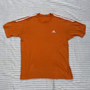 Orange vintage Adidas t-shirt⭐️ Storlek: Passar som M/L Min längd: 180 cm