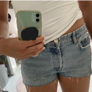 Zara shorts  - Säljer ett par Zara shorts, som jag nyss köpte från Plick men som inte passade mig tyvärr, storlek 40 men liten i storleken 