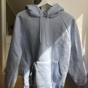 Blå hoodie  - Ljusblå hoodie med luva och ficka💙Priset kan diskuteras.