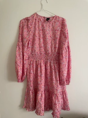 Sommarklänning Vero Moda - Finaste klänningen från Vero Moda! Storlek S, använd en gång. 250kr 