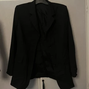 Svart kacaj - Säljer denna fina Kavaj från Kappahl. Storlek 40 men funkar för S om man vill ha den lite oversize💞💞
