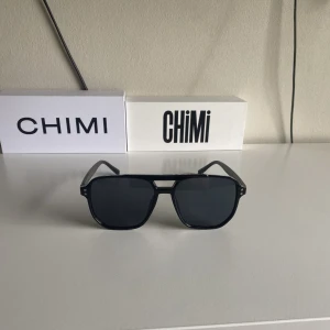 Solglasögon - Säljer dessa riktigt snygga solglasögon  som är väldigt lika rayban. Det är aldrig använda så det är i nyskick