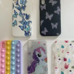 5 mobilskal till iPhone XR 5 kr/st. Alla skal är i fint skick utom det vita med fjärilar som jag haft en popsocket på så det finns spår av klister, det går säkert bort om man försöker💕Skriv till mig om du har frågor, kan fixa paketpris om du köper flera❤️