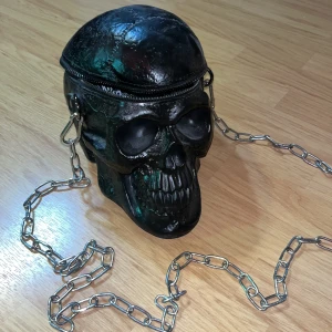 Killstar skull purse with diy chain - En killstar dödskalle väska med en kedja jag satt på den för extra badassness 