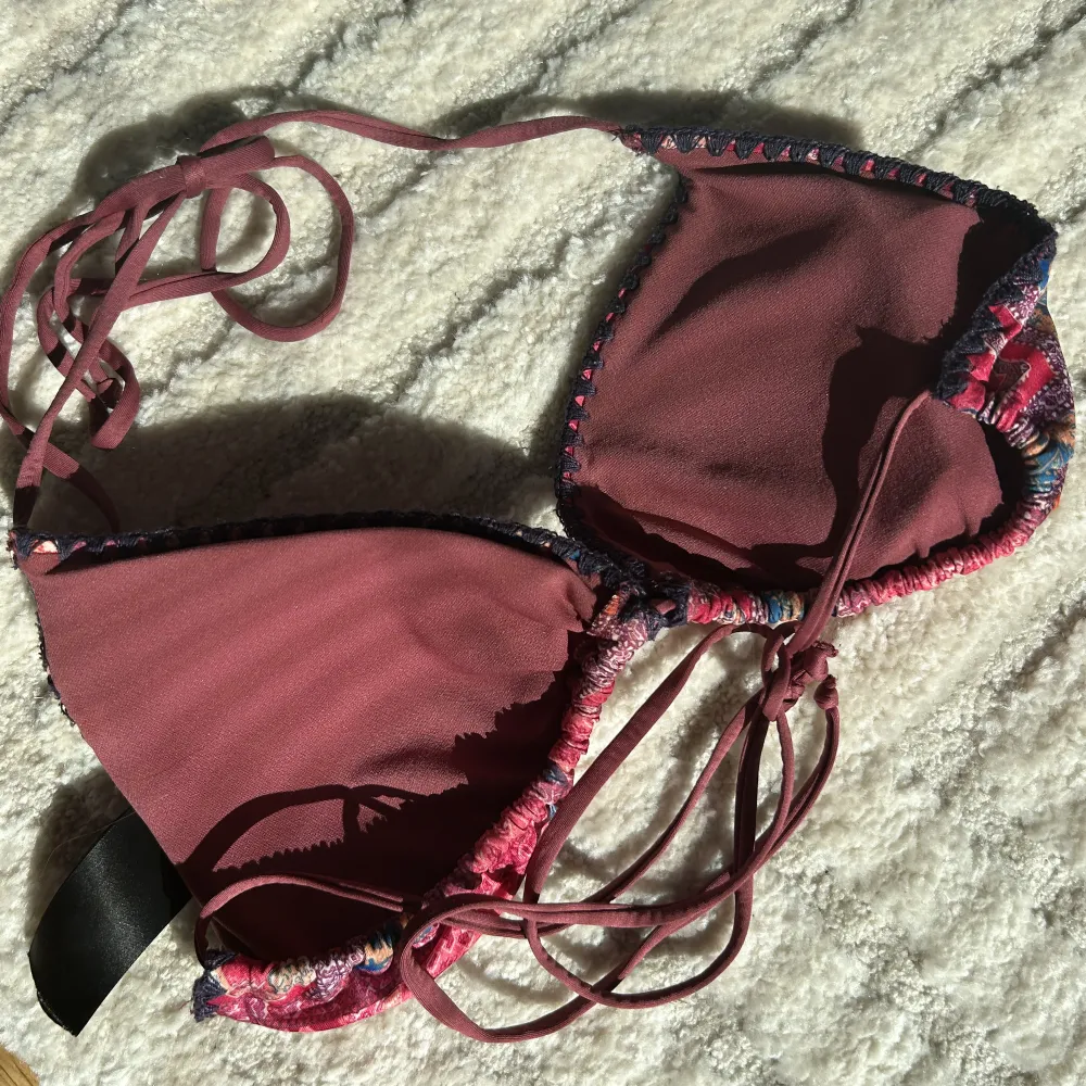 Bohemisk bikinitopp från H&M i storlek 42 men skulle säga att det är en 38 då den är liten i kupan💕. Övrigt.