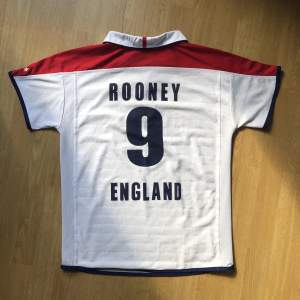 Retro England tröja med Rooney tryck, ovanlig nummer 9, haft länge men letar nytt hem, har 2 pyttesmå scuffs som man inte lägger märke till 