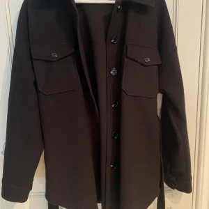 Vår/ höst jacka - Säljer denna lite oversized ”skjortjackan” från Nelly. Använd ett fåtal gånger men fortfarande bra skick.  Jättefin men kommer inte till användning. Skriv gärna vid frågor eller för fler bilder🥰