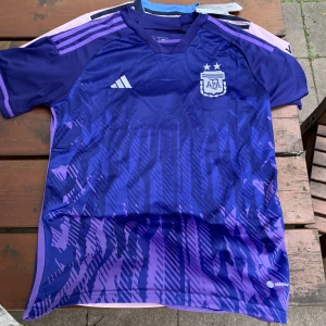 Tröja - Fraktar och möts i Malmö ny skick tagsen är på den är storlek S Adda swe.kits på instagram för mer bilder 