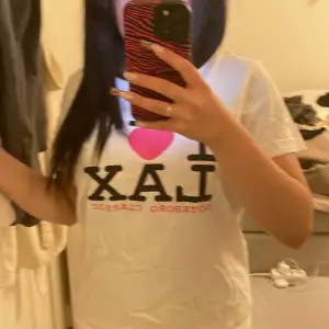 jöttw snygg i 🩷 lax tshirt köpt i second hand 