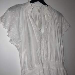 ( Fler bilder kan tas, hel vit i ”vanligt ljus” )  Helt ny klänning från H&M nypris 299kr Jätte fina detaljer dubbel kjol så ej genomskinlig, klänningen är i storlek 40 