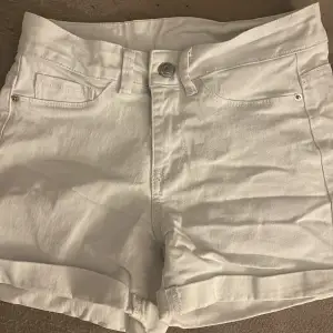 Vita jeans shorts från vero moda använd 1 gång  köpt nyligen för 299 