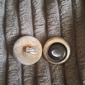 Clip örhängen i silver - Gjorda i italien, sterlingsilver 925. Pris är diskuterbart vid snabb affär. 💖För mer info skicka pm. Köparen står för frakten. Ansvarar inte för paketet under frakt. 