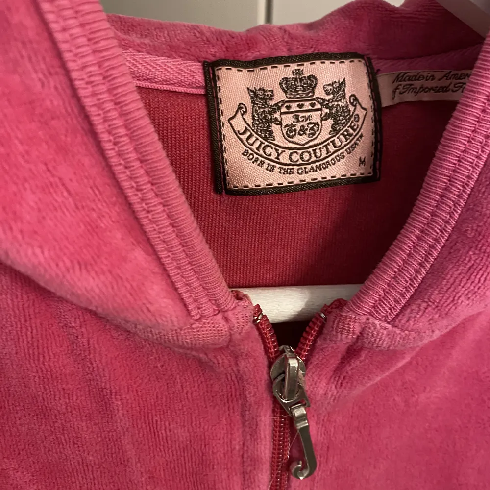 Jättefin gammal juicy couture tröja stl: M men passar även S/Xs då den är väldigt liten i storleken!💗pris kan även diskuteras . Tröjor & Koftor.