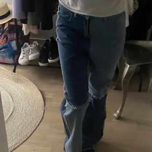 Jeans - Ett par jeans med två nyanser av blå. De är inte använda. Tar bara emot Swish💗
