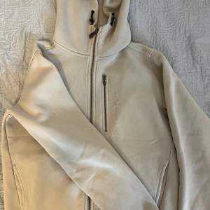 Beige sail racing hoodie säljs finns inte att köpa någonstans längre, skick 8/10 näst intill oanvänd