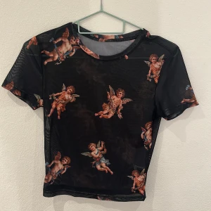 Svart ängel genomskinlig t-shirt för salu - Säljer nu min jätte gulliga ängel svart genomskinliga t-shirt då det är inte längre min stil.❤️❤️