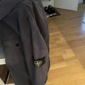 Stone Island overshirt med krage - Storlek S, skriv om du vill ha bättre bilder, Den kostar från början 3400.  Den kan möjligtvis vara lite solblekt men inte direkt något man märker av. 
