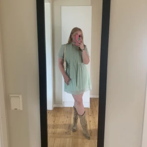 Sommarklänning - Supersöt sommarklänning, perfekt till sommarens festligheter!! Bandet är till för att ha runt midjan, men är lika snyggt att ha runt halsen 💘💘