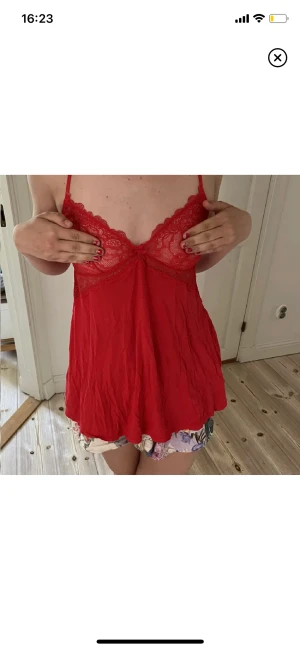 Hunkemöller linne  - Säljer detta röda linne i spets💗 kolla gärna in mina andra annonser❤️