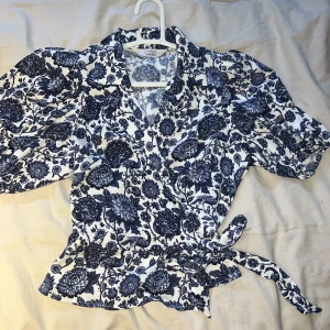 Blus - Blommig blus, använd en gång