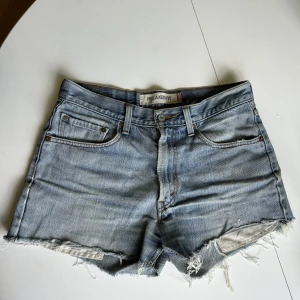 Levis Jeansshorts - Dom perfekta jeansshortsen från Levis, strl 32 i midjan men passar en M/L