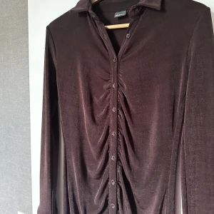 Klänning brun - Brun klänning, typ den finaste klänningen jag haft men blivit oanvänd nästan.