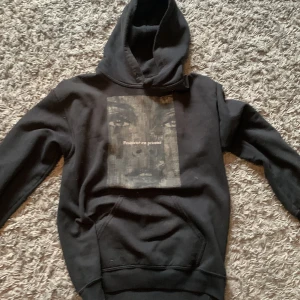 Oversize hoodie - Oversize hoodie med tryck på. Använd men tvättad. Storlek står inte men förmodligen S.