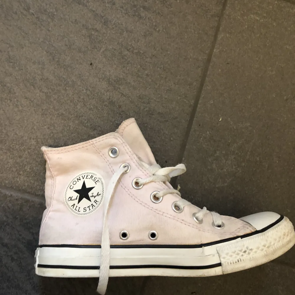 Ljusrosa Converse i bra skick. Men trycket på hälen har försvunnit. Storlek 37. . Skor.