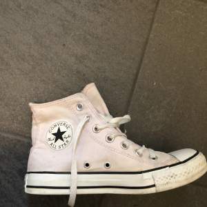 Ljusrosa Converse i bra skick. Men trycket på hälen har försvunnit. Storlek 37. 