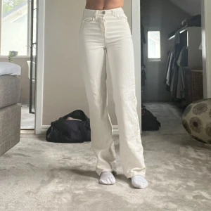 Högmidjade jeans - Högmidjade krämvita jeans. Från bikbok, används inte längre. Storlek 24💗💗jag är runt 168 